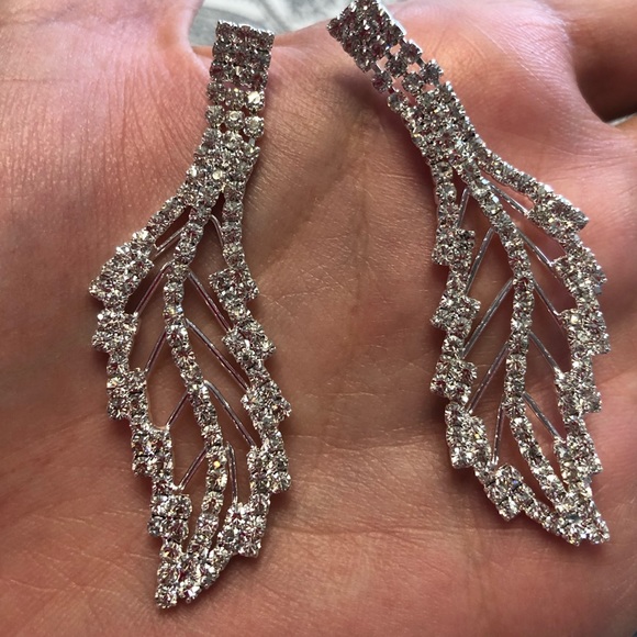 ⬇️ Leaf shaped rhinestone earrings - Picture 4 of 6